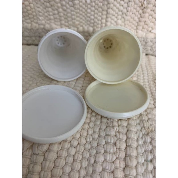 Vintage melamine white textured salt and pepper shakers - Picture 4 of 9